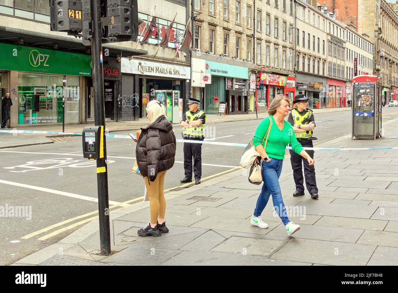Glasgow, Schottland, Großbritannien 30.. Juni 2022. Der Polizeivorfall schließt das Zentrum der Stadt, da die Hauptstraße durch das Stadtzentrum in der Nähe des Hauptbahnhofs auf der Union Street gesperrt ist und der Verkehr, der bei vielen Polizisten umgeleitet wird, mit einem Hubschrauber über dem Hotel schwebt. Credit Gerard Ferry/Alamy Live News Stockfoto Glasgow, Schottland, Großbritannien 30.. Juni 2022. Der Polizeivorfall schließt das Zentrum der Stadt, da die Hauptstraße durch das Stadtzentrum in der Nähe des Hauptbahnhofs auf der Union Street gesperrt ist und der Verkehr, der bei vielen Polizisten umgeleitet wird, mit einem Hubschrauber über dem Hotel schwebt. Credit Gerard Ferry/Alamy Live News Stockfoto