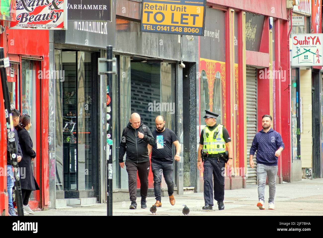 Glasgow, Schottland, Großbritannien 30.. Juni 2022. Der Polizeivorfall schließt das Zentrum der Stadt, da die Hauptstraße durch das Stadtzentrum in der Nähe des Hauptbahnhofs auf der Union Street gesperrt ist und der Verkehr, der bei vielen Polizisten umgeleitet wird, mit einem Hubschrauber über dem Hotel schwebt. Credit Gerard Ferry/Alamy Live News Stockfoto Glasgow, Schottland, Großbritannien 30.. Juni 2022. Der Polizeivorfall schließt das Zentrum der Stadt, da die Hauptstraße durch das Stadtzentrum in der Nähe des Hauptbahnhofs auf der Union Street gesperrt ist und der Verkehr, der bei vielen Polizisten umgeleitet wird, mit einem Hubschrauber über dem Hotel schwebt. Credit Gerard Ferry/Alamy Live News Stockfoto
