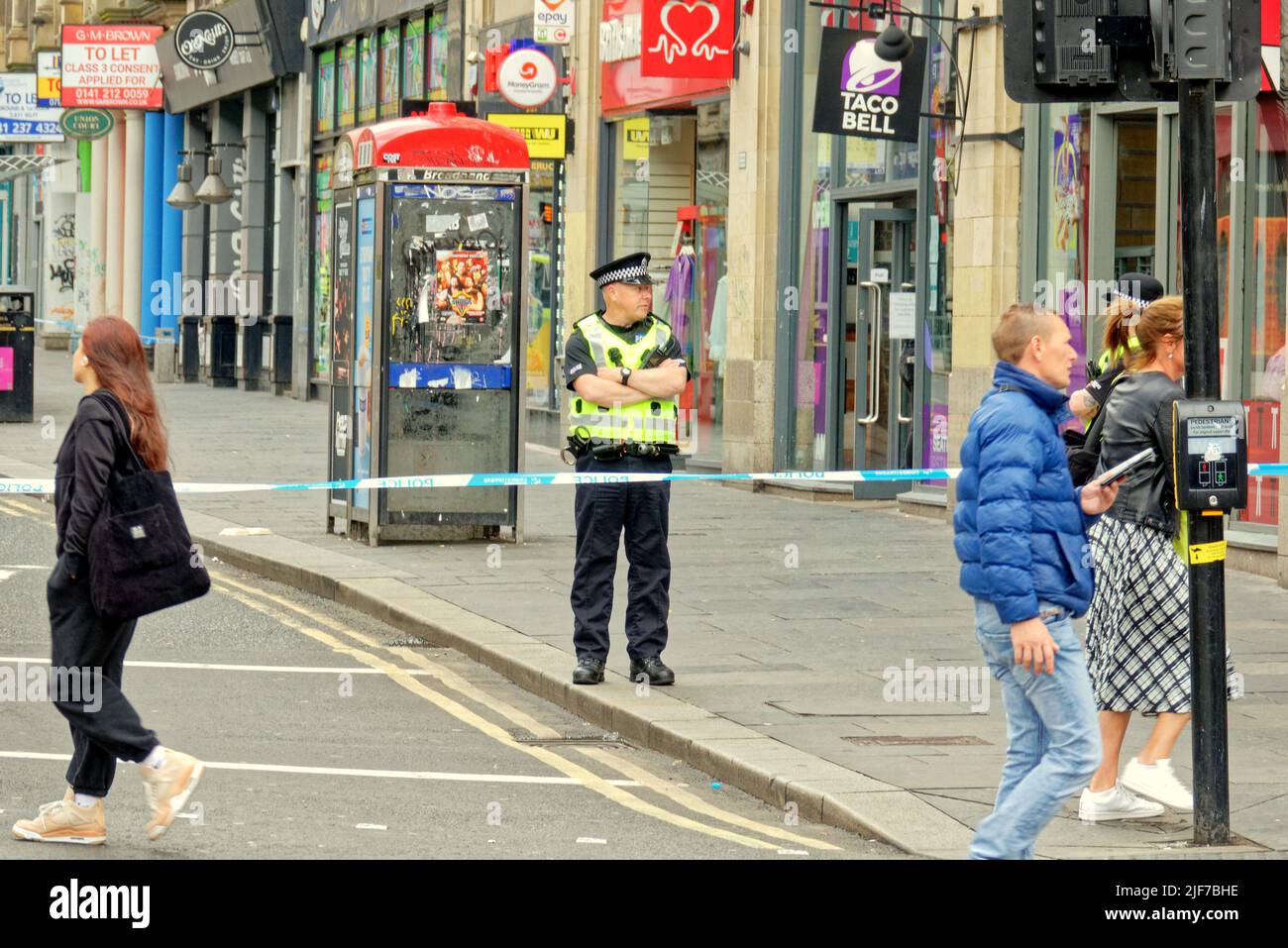 Glasgow, Schottland, Großbritannien 30.. Juni 2022. Der Polizeivorfall schließt das Zentrum der Stadt, da die Hauptstraße durch das Stadtzentrum in der Nähe des Hauptbahnhofs auf der Union Street gesperrt ist und der Verkehr, der bei vielen Polizisten umgeleitet wird, mit einem Hubschrauber über dem Hotel schwebt. Credit Gerard Ferry/Alamy Live News Stockfoto Glasgow, Schottland, Großbritannien 30.. Juni 2022. Der Polizeivorfall schließt das Zentrum der Stadt, da die Hauptstraße durch das Stadtzentrum in der Nähe des Hauptbahnhofs auf der Union Street gesperrt ist und der Verkehr, der bei vielen Polizisten umgeleitet wird, mit einem Hubschrauber über dem Hotel schwebt. Credit Gerard Ferry/Alamy Live News Stockfoto