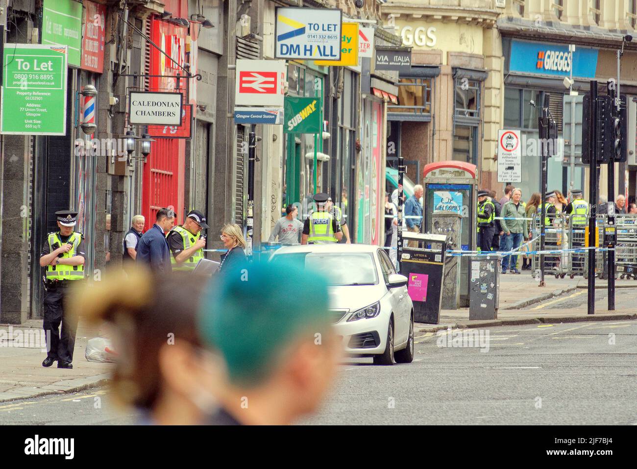 Glasgow, Schottland, Großbritannien 30.. Juni 2022. Der Polizeivorfall schließt das Zentrum der Stadt, da die Hauptstraße durch das Stadtzentrum in der Nähe des Hauptbahnhofs auf der Union Street gesperrt ist und der Verkehr, der bei vielen Polizisten umgeleitet wird, mit einem Hubschrauber über dem Hotel schwebt. Credit Gerard Ferry/Alamy Live News Stockfoto Glasgow, Schottland, Großbritannien 30.. Juni 2022. Der Polizeivorfall schließt das Zentrum der Stadt, da die Hauptstraße durch das Stadtzentrum in der Nähe des Hauptbahnhofs auf der Union Street gesperrt ist und der Verkehr, der bei vielen Polizisten umgeleitet wird, mit einem Hubschrauber über dem Hotel schwebt. Credit Gerard Ferry/Alamy Live News Stockfoto