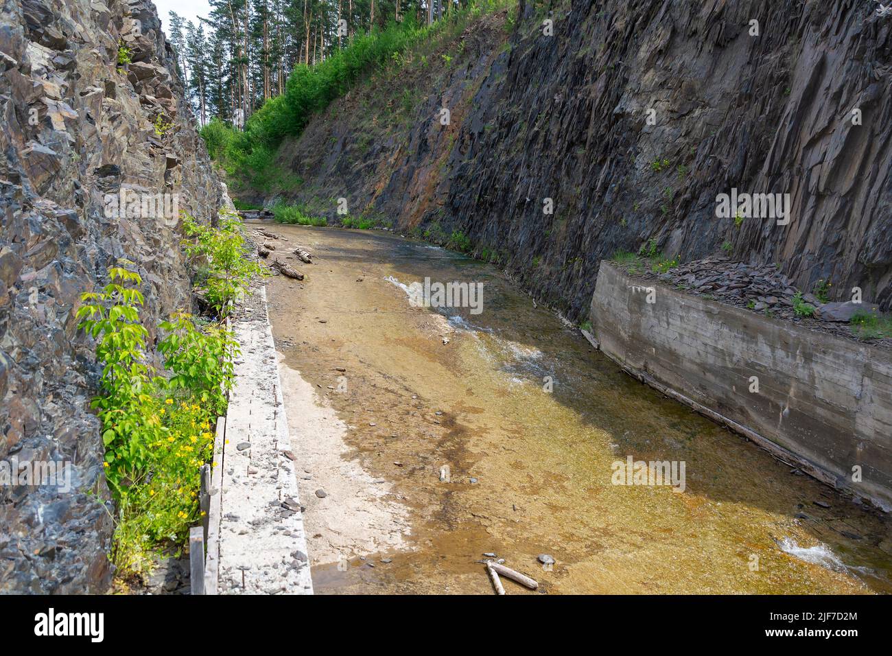 Überlaufkanal eines unfertigen Wasserkraftwerks am Fluss Isyrak, Region Nowosibirsk Stockfoto