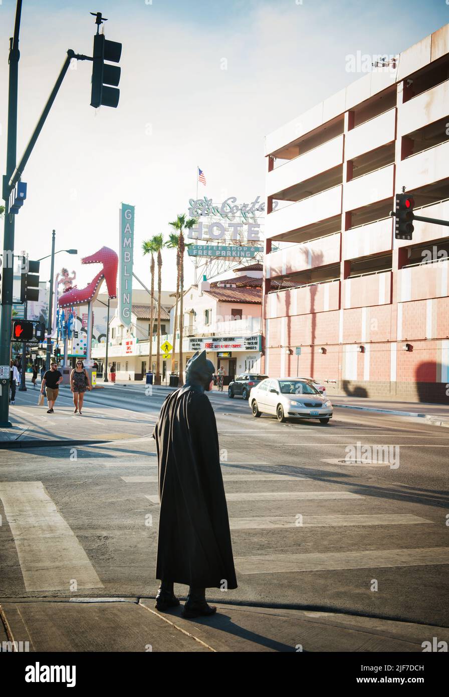 Mann in einem batman-Kostüm, der durch die Innenstadt von Las Vegas, Nevada, läuft Stockfoto