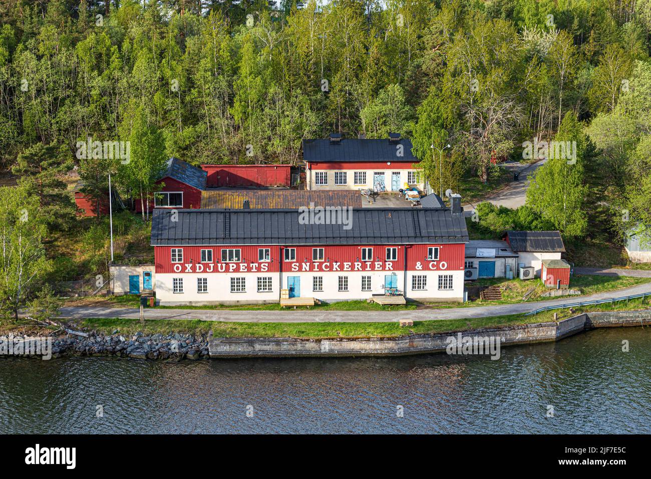 Muttley & Jacks Kaffeerösterei im traditionellen Gebäude Oxdjupets Snickerier auf der Insel Rindö im Stockholmer Archipel, Schweden Stockfoto