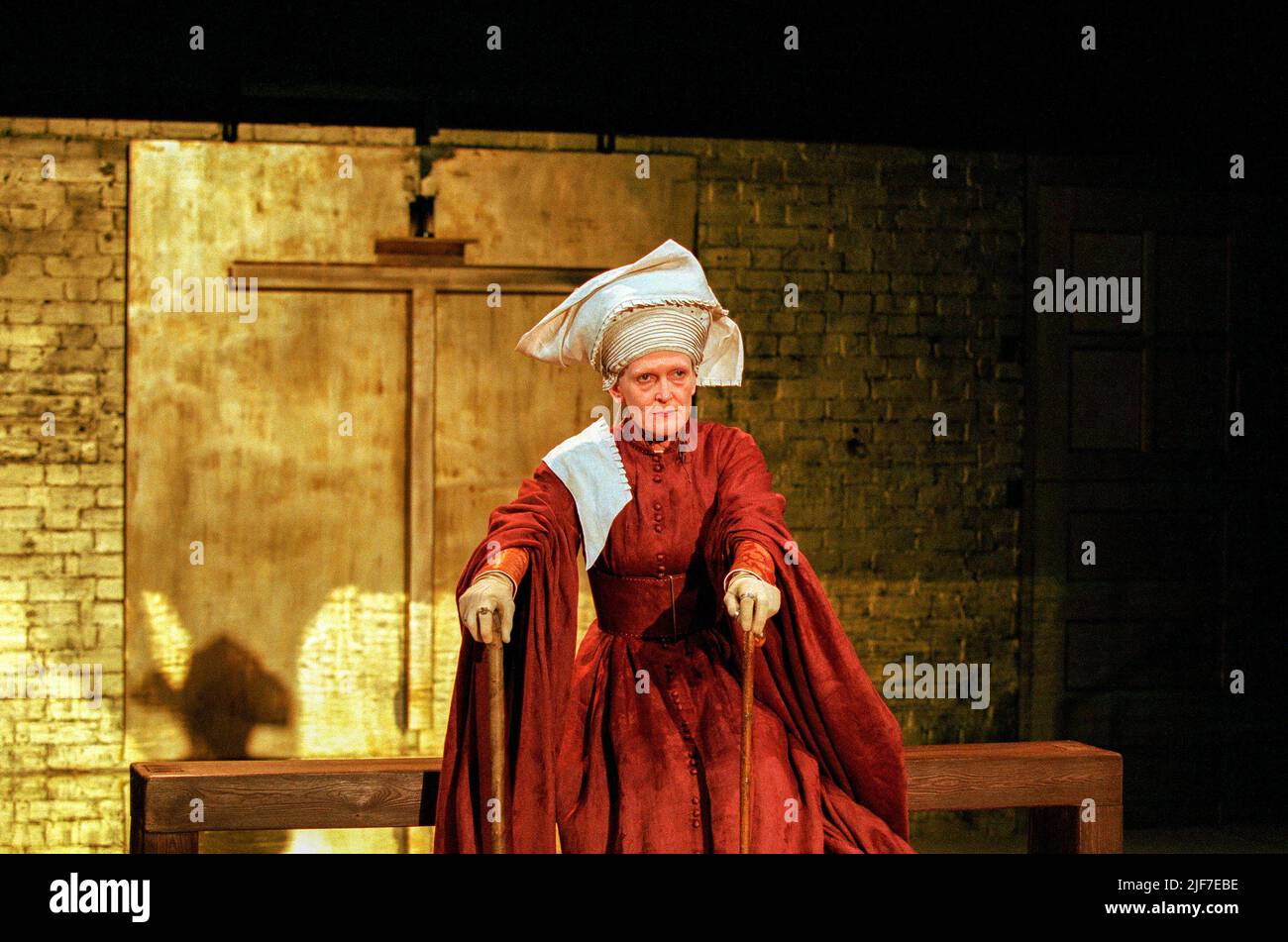 Paola Dionisotti (Herzogin von Gloucester) in RICHARD II von Shakespeare im Cottesloe Theatre, National Theatre (NT), London SE1 02/06/1995 Design: Hildegard Bechtler Beleuchtung: Peter Mumford Regie: Deborah Warner Stockfoto