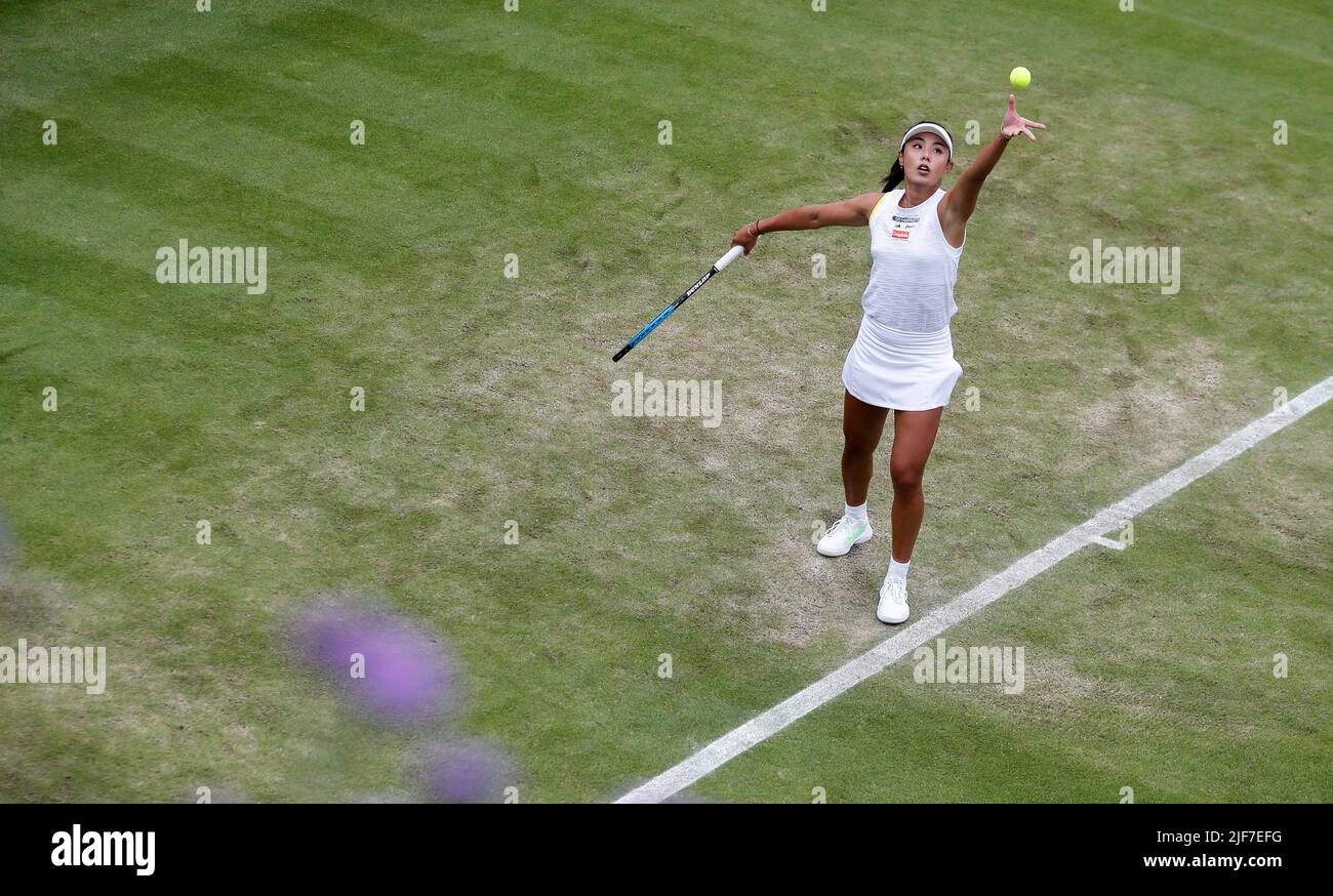 London, Großbritannien. 30.. Juni 2022. Wang Qiang aus China ist im zweiten Lauf der Frauen gegen Heather Watson aus Großbritannien bei der Wimbledon Tennis Championship in London, Großbritannien, am 30. Juni 2022 im Einzel vertreten. Quelle: Han Yan/Xinhua/Alamy Live News Stockfoto