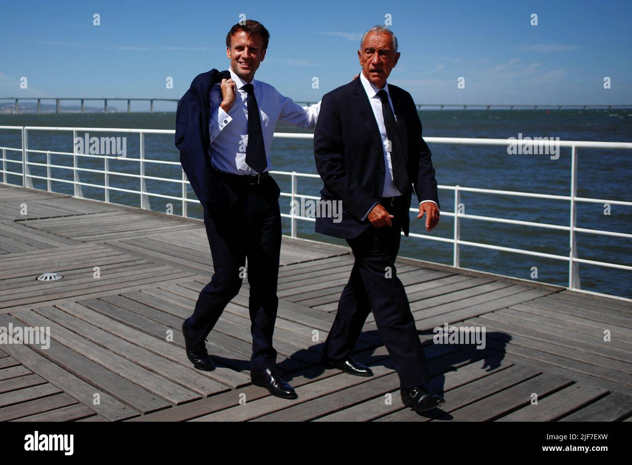 Der französische Präsident Emmanuel Macron und der portugiesische Präsident Marcelo Rebelo de Sousa gehen während der UN-Ozeankonferenz 2022 am 30. Juni 2022 in Lissabon, Portugal, nach draußen. REUTERS/Pedro Nunes Stockfoto