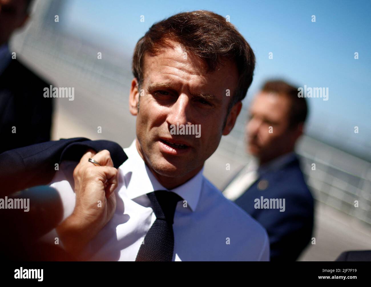 Der französische Präsident Emmanuel Macron spricht während der UN-Ozeankonferenz 2022 in Lissabon, Portugal, am 30. Juni 2022, mit den Medien. REUTERS/Pedro Nunes Stockfoto
