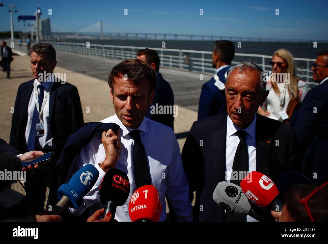 Der französische Präsident Emmanuel Macron spricht neben dem portugiesischen Präsidenten Marcelo Rebelo de Sousa während der UN-Ozeankonferenz 2022 in Lissabon, Portugal, am 30. Juni 2022, mit den Medien. REUTERS/Pedro Nunes Stockfoto