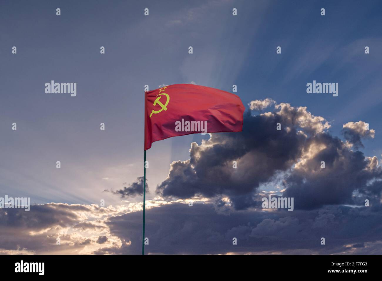 Die Flagge der CCCP UdSSR der Sowjetunion winkt im dramatischen bewölkten Himmel Stockfoto