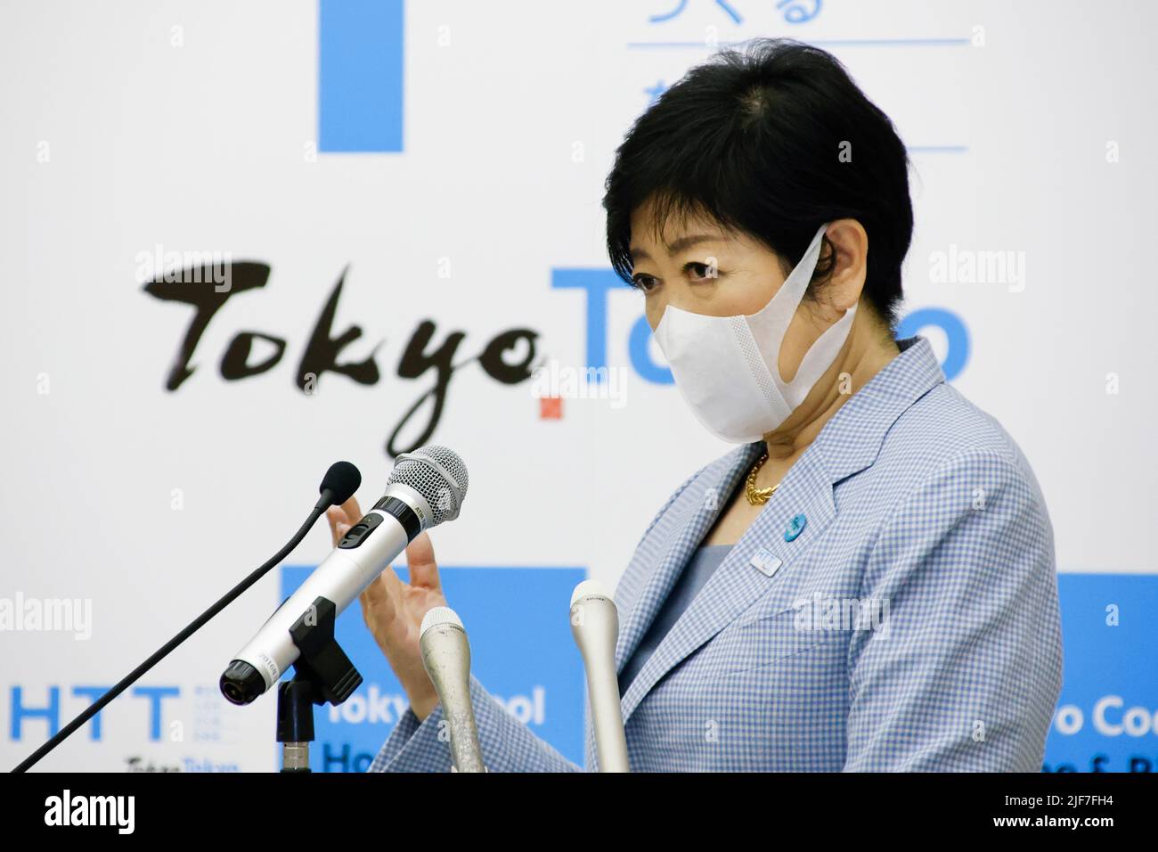 Tokio, Japan. 30.. Juni 2022. Der Gouverneur von Tokio, Yuriko Koike, beantwortet Fragen von Journalisten, nachdem er ein Treffen mit dem Oberbürgermeister der Stadt London, Alderman Vincent Keaveny (nicht abgebildet), im Tokyo Metropolitan Government Building beendet hat. Bürgermeister Keaveny und seine Delegation besuchten die Gouverneurin von Tokio, Yuriko Koike, um die Beziehungen zwischen den Stadtverwaltungen zu festigen. (Bild: © Rodrigo Reyes Marin/ZUMA Press Wire) Stockfoto