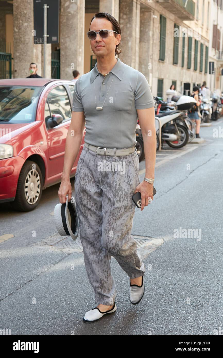 MAILAND, ITALIEN - 20. JUNI 2022: Mann mit grauem Poloshirt und Hut vor der Giorgio Armani Fashion Show, Mailand Fashion Week Street Style Stockfoto