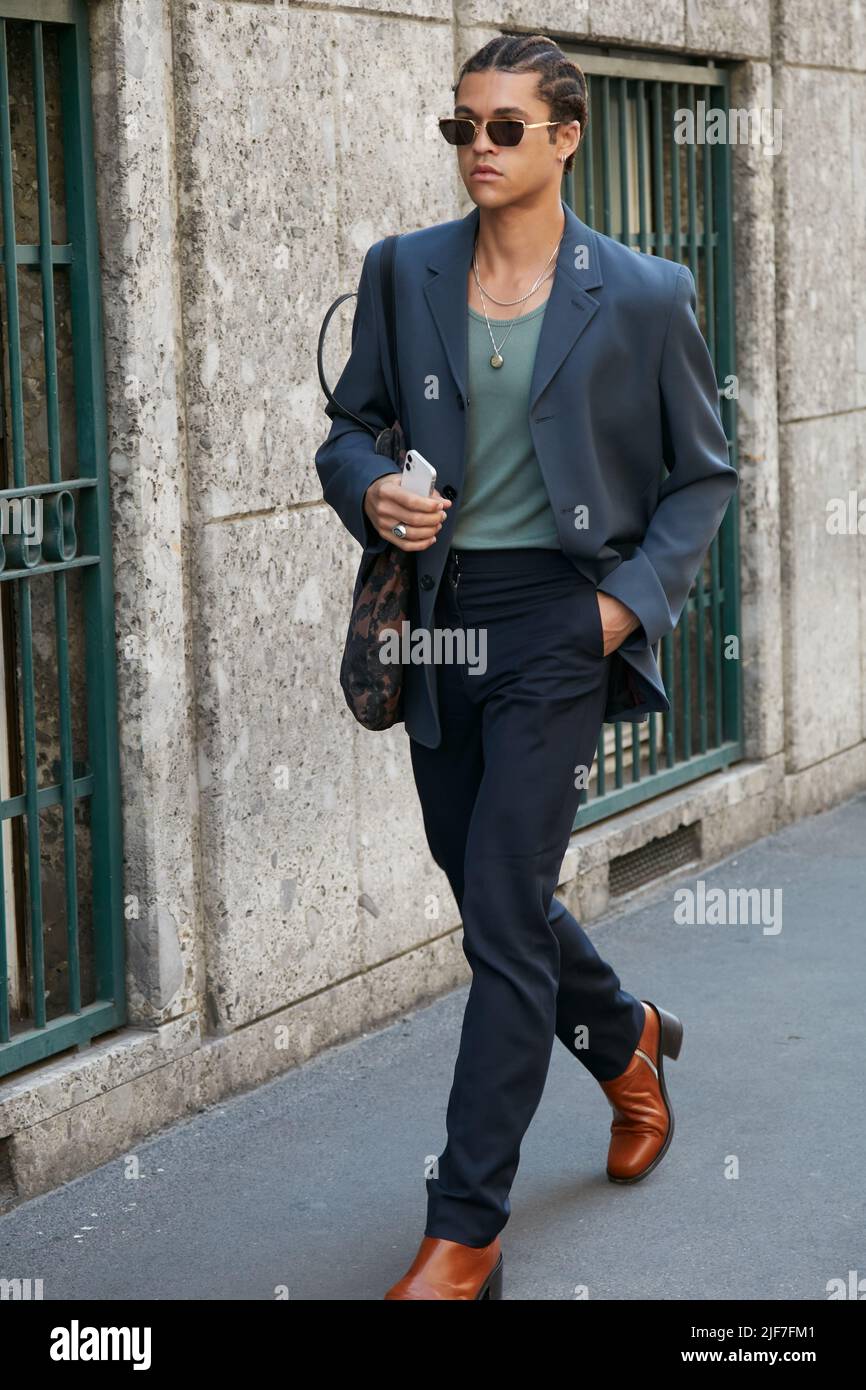 MAILAND, ITALIEN - 20. JUNI 2022: Mann mit grauer Jacke und schwarzer Hose vor der Giorgio Armani Fashion Show, Mailand Fashion Week Street Style Stockfoto