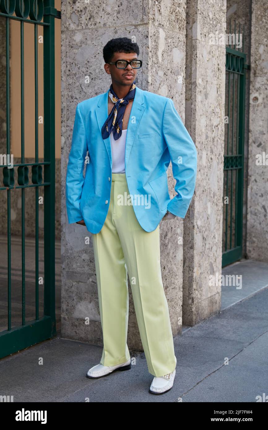 MAILAND, ITALIEN - 20. JUNI 2022: Mann mit hellblauer Jacke und blassgrüner Hose vor der Giorgio Armani Fashion Show, Mailand Fashion Week Street Style Stockfoto