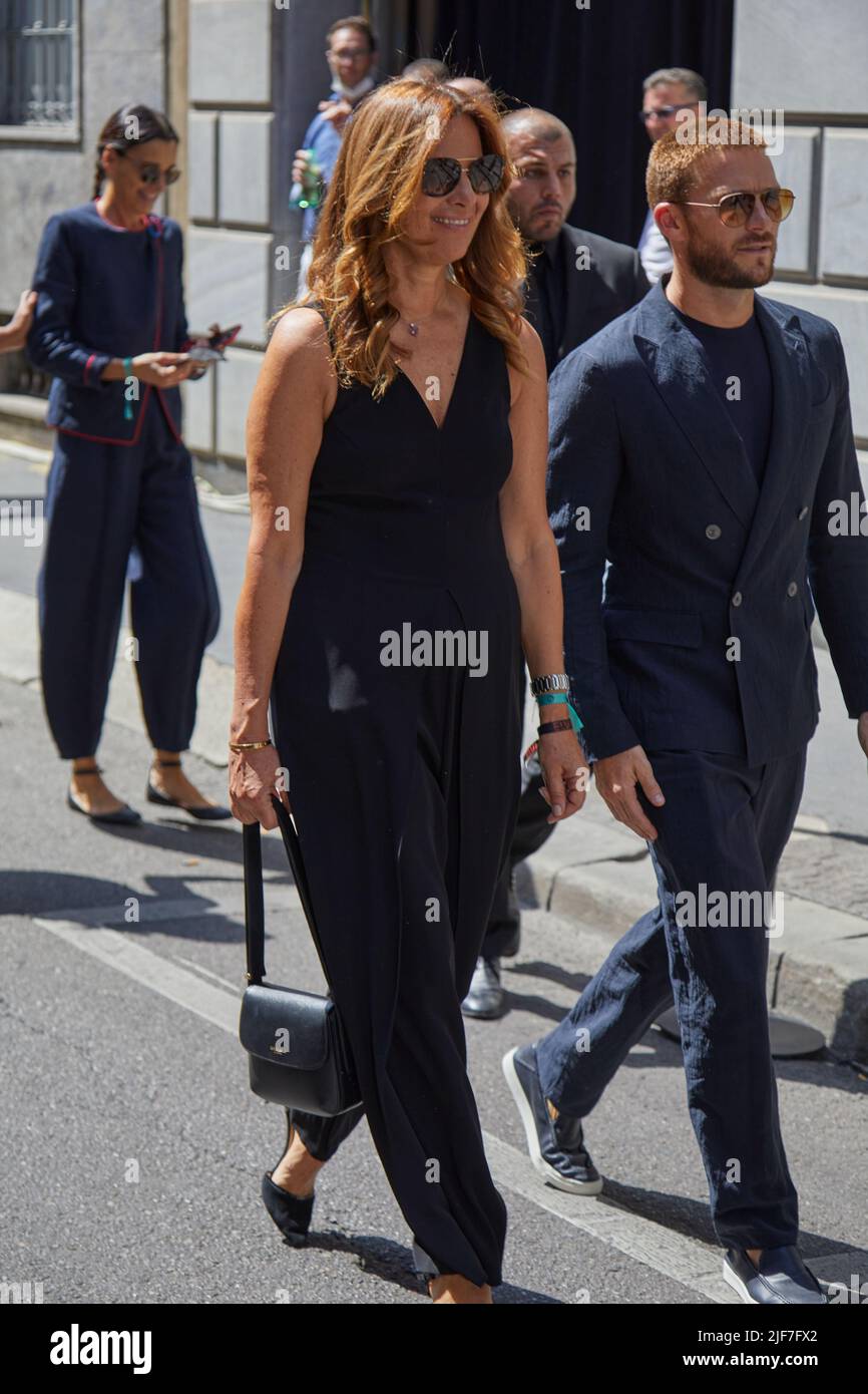MAILAND, ITALIEN - 20. JUNI 2022: Roberta Armani und Scott Eastwood vor der Giorgio Armani Fashion Show, Mailand Fashion Week Street Style Stockfoto