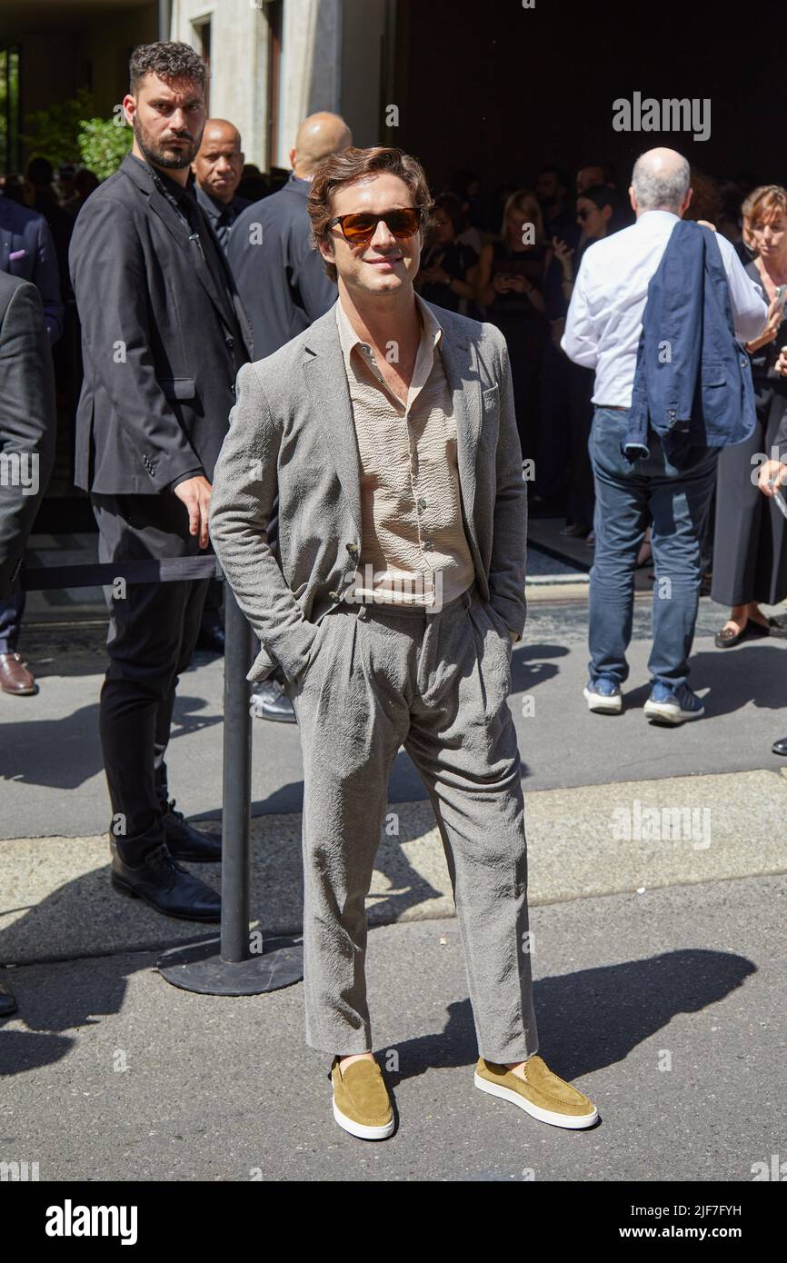 MAILAND, ITALIEN - 20. JUNI 2022: Diego Boneta vor der Giorgio Armani Fashion Show, Mailand Fashion Week Street style Stockfoto