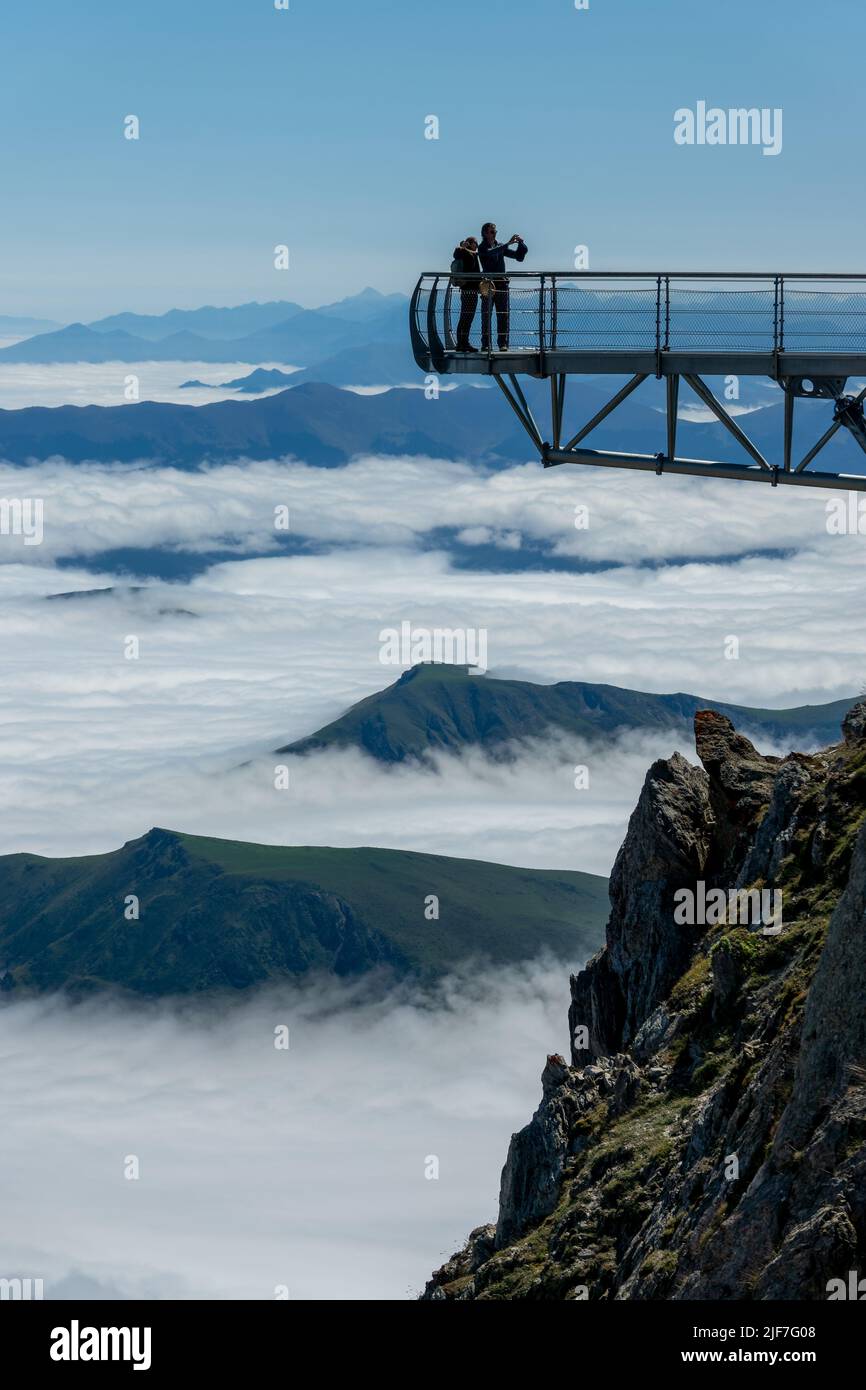 Touristen, die ein Selfie im Pic du Midi de Bigorre, Pyrenäen, Frankreich, machen Stockfoto