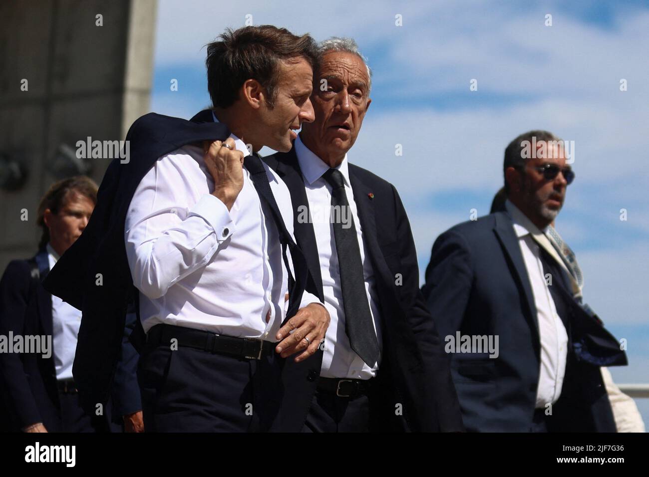 Der französische Präsident Emmanuel Macron und der portugiesische Präsident Marcelo Rebelo de Sousa gehen während der UN-Ozeankonferenz 2022 am 30. Juni 2022 in Lissabon, Portugal, nach draußen. REUTERS/Pedro Nunes Stockfoto