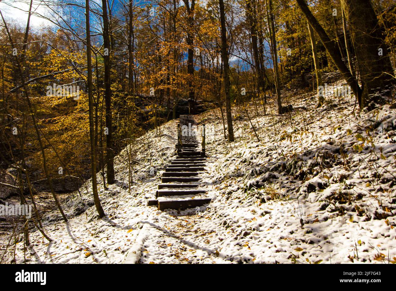 Hemlock Cliffs im Herbst nach einem leichten Schnee, Indiana Stockfoto