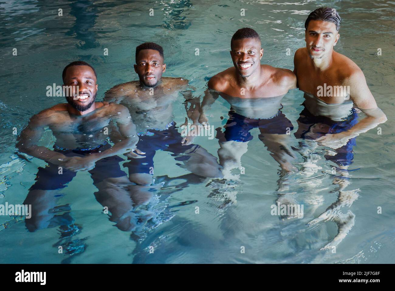 Die Abbildung zeigt nicht identifizierte Spieler von KAA Gent in einem Pool, Teil einer Trainingseinheit von JPL KAA Gent am dritten Tag ihrer Sommerbühne in Stegersbach, Österreich, vor der Saison 2022-2023, Mittwoch, 29. Juni 2022. BELGA FOTO DOMEN GROGL Stockfoto