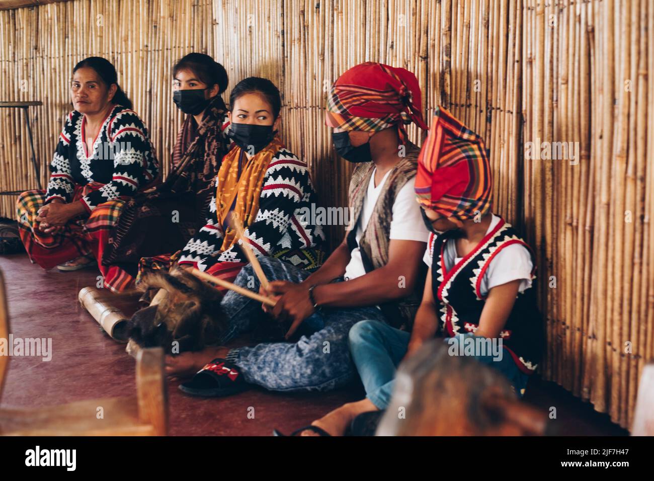 Koronadal, PH - 29. August 2021: Team von einheimischen T'boli, die Kunst in traditioneller Kleidung aufführen, während sie Bambuspercussion-Musikinstrumente spielen Stockfoto