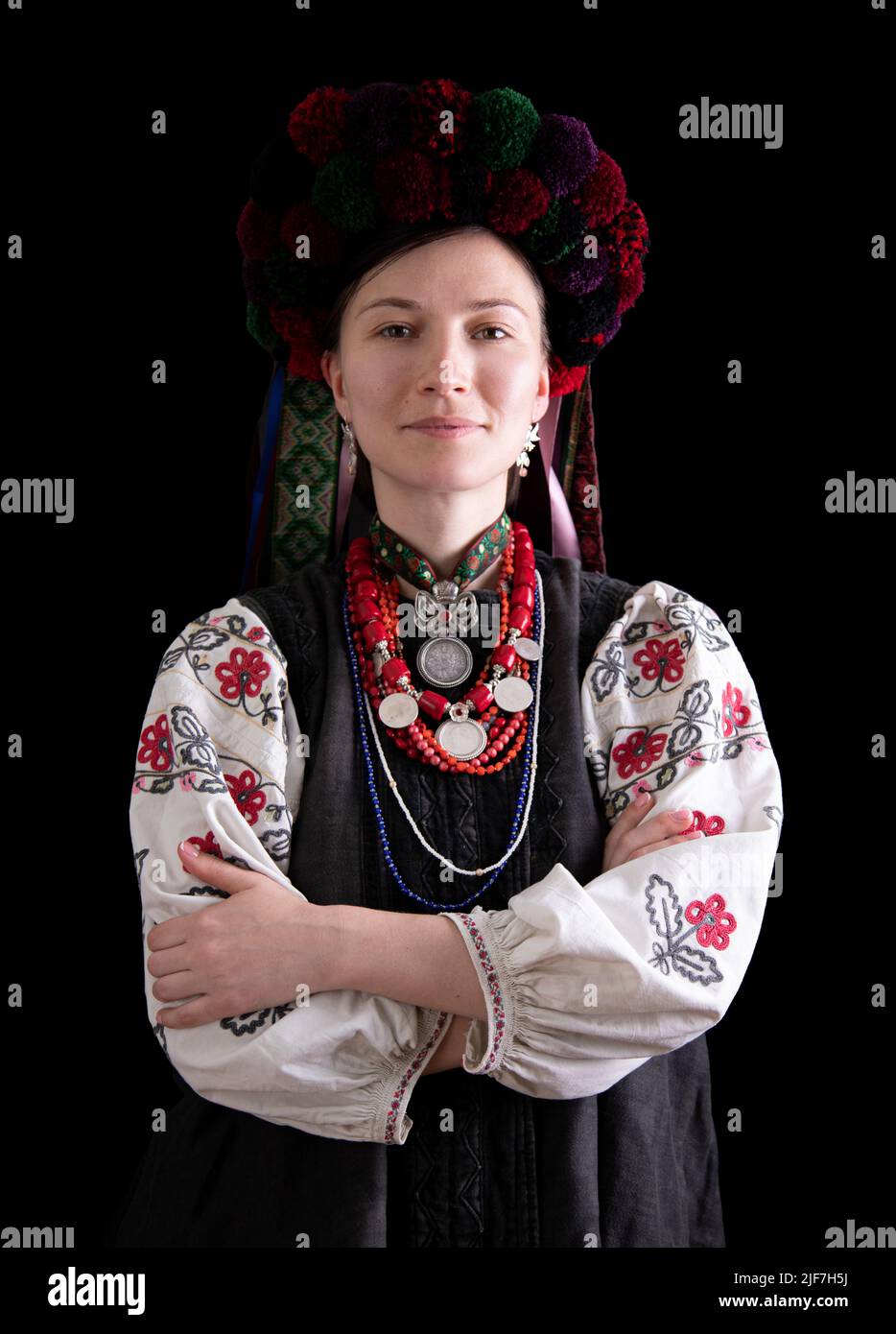 Ein Mädchen in traditioneller ukrainischer Kleidung auf schwarzem Hintergrund Stockfoto