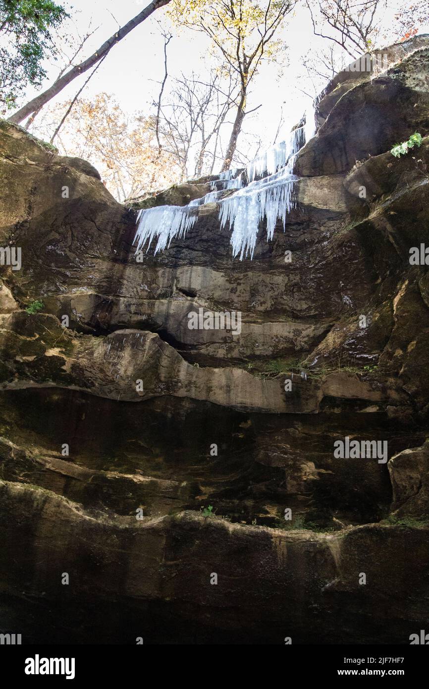 Hemlock Cliffs im Herbst nach einem leichten Schnee, Indiana Stockfoto