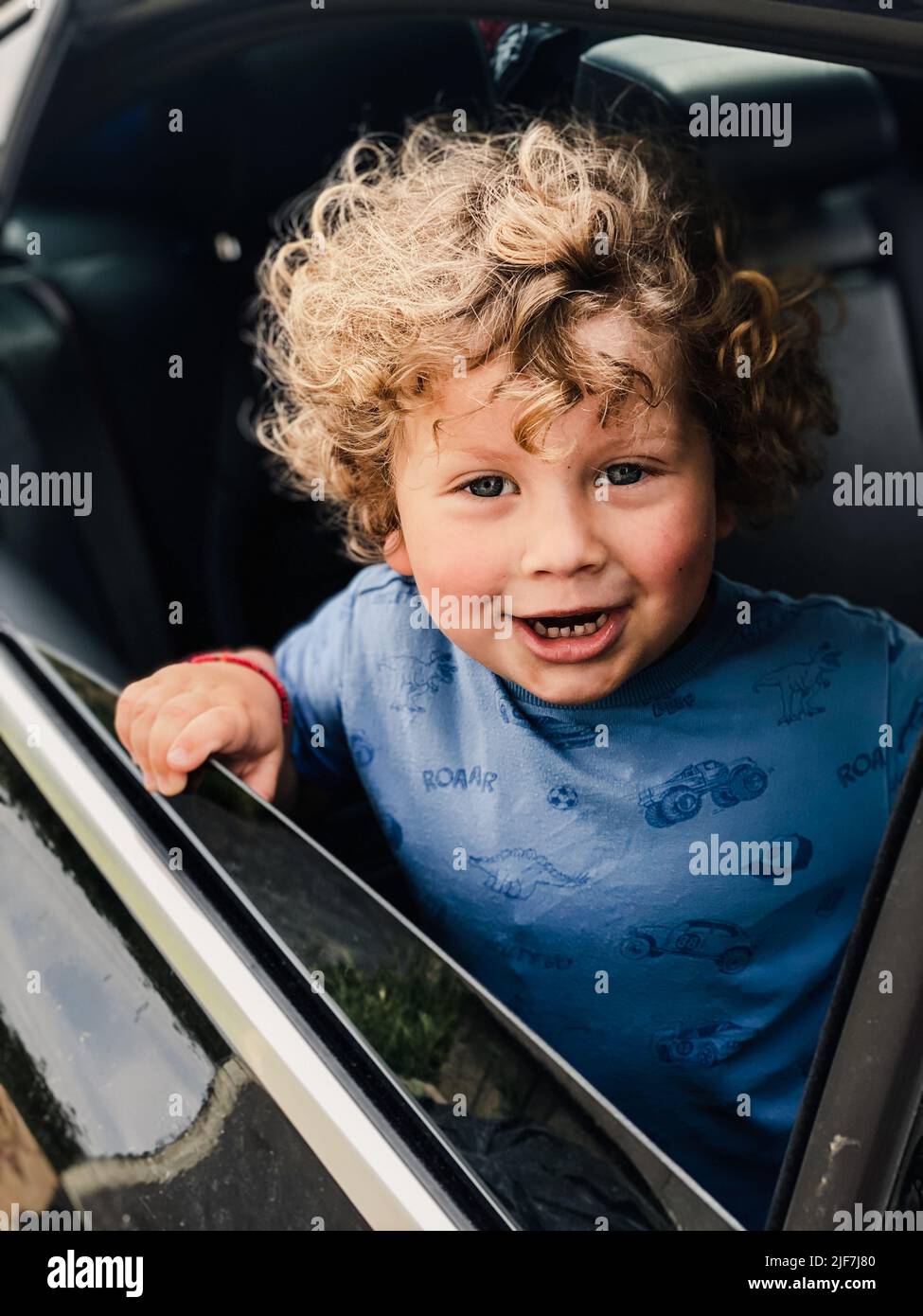 Kind blickt aus dem Autofenster Stockfoto