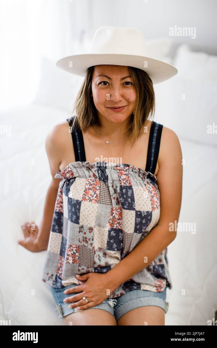 Chinesische Frau Modeling Patchwork Top in San Diego Stockfoto
