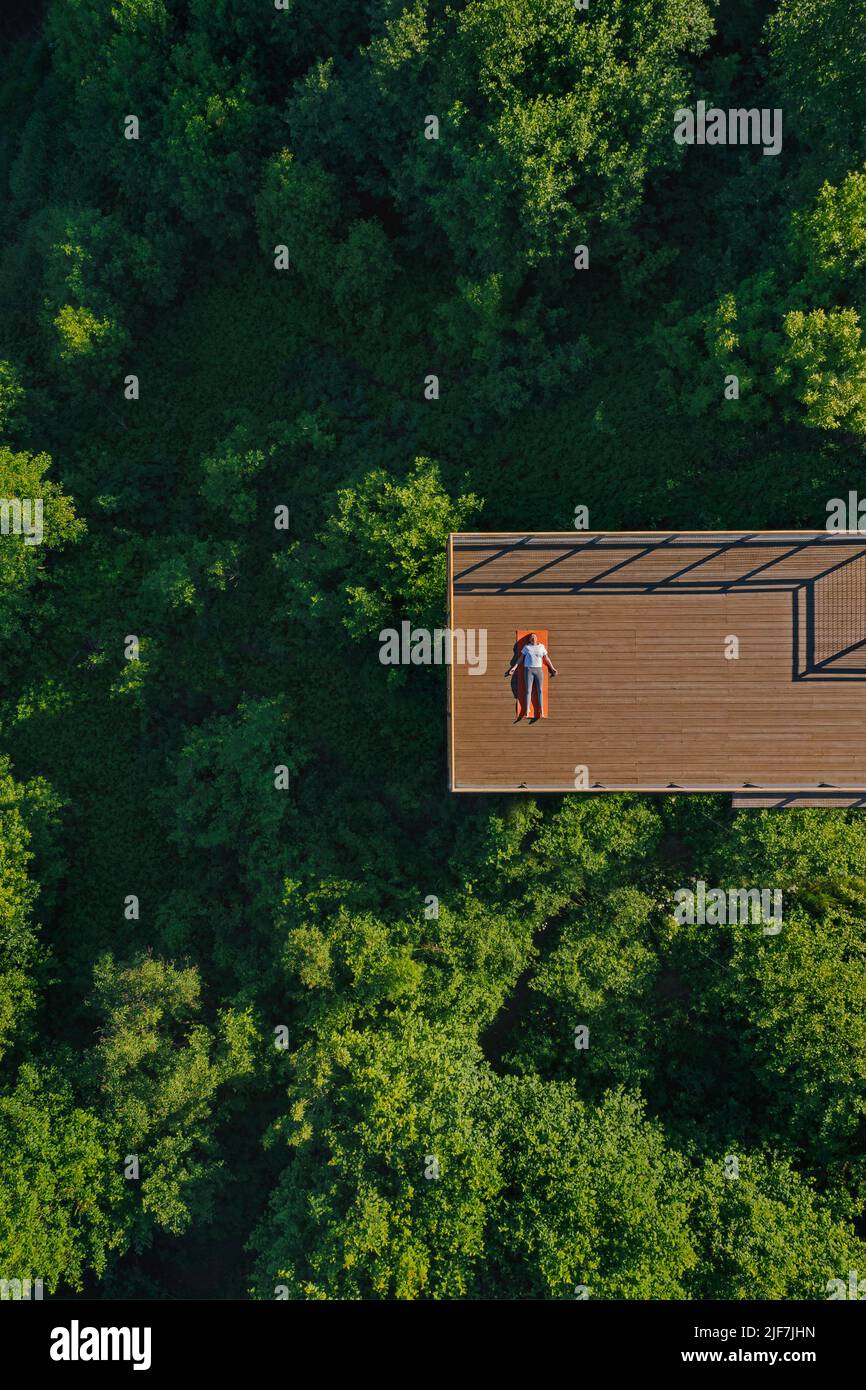 Junge Frau macht Yoga auf dem Balkon Stockfoto