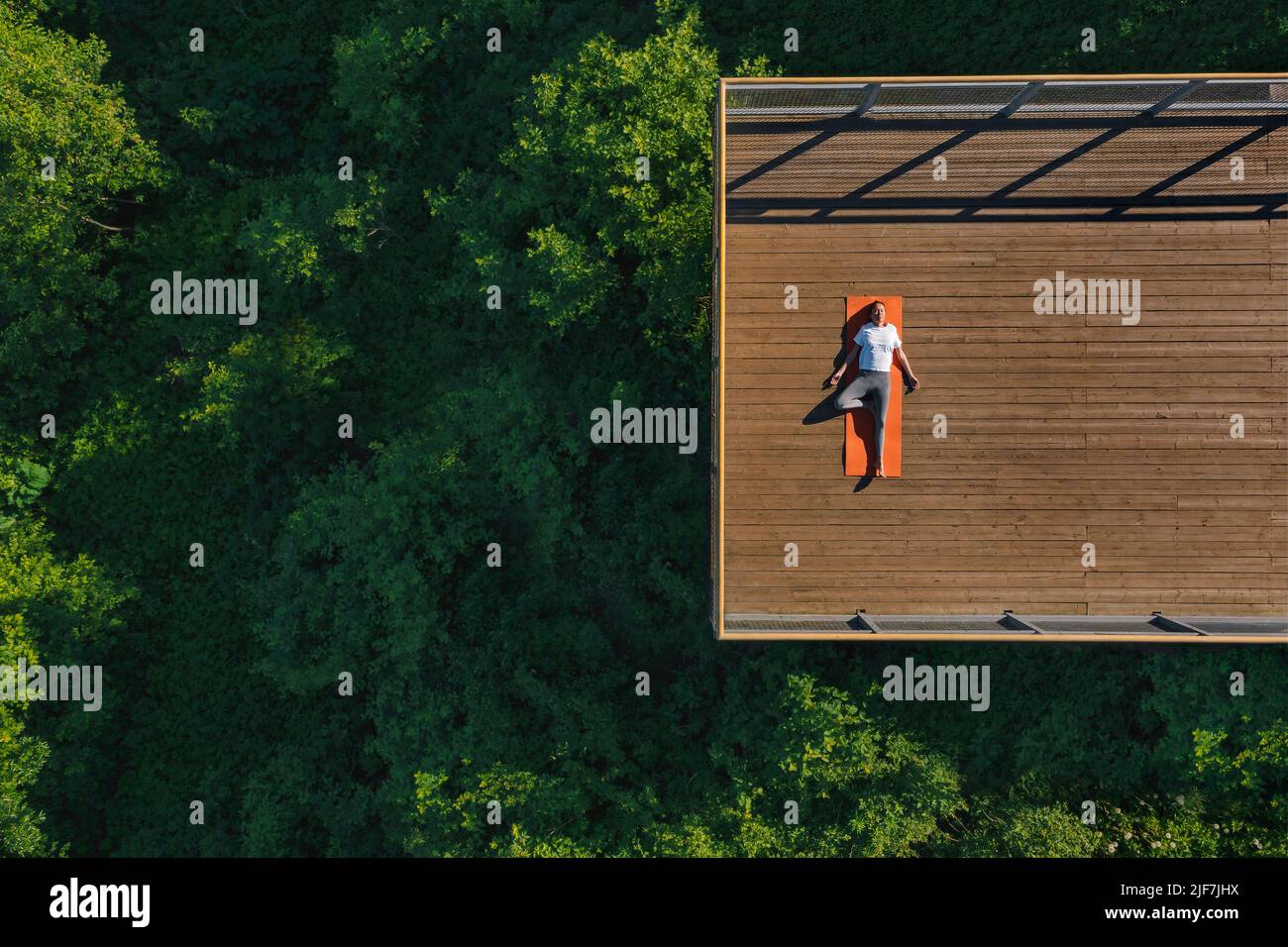 Junge Frau macht Yoga auf dem Balkon Stockfoto