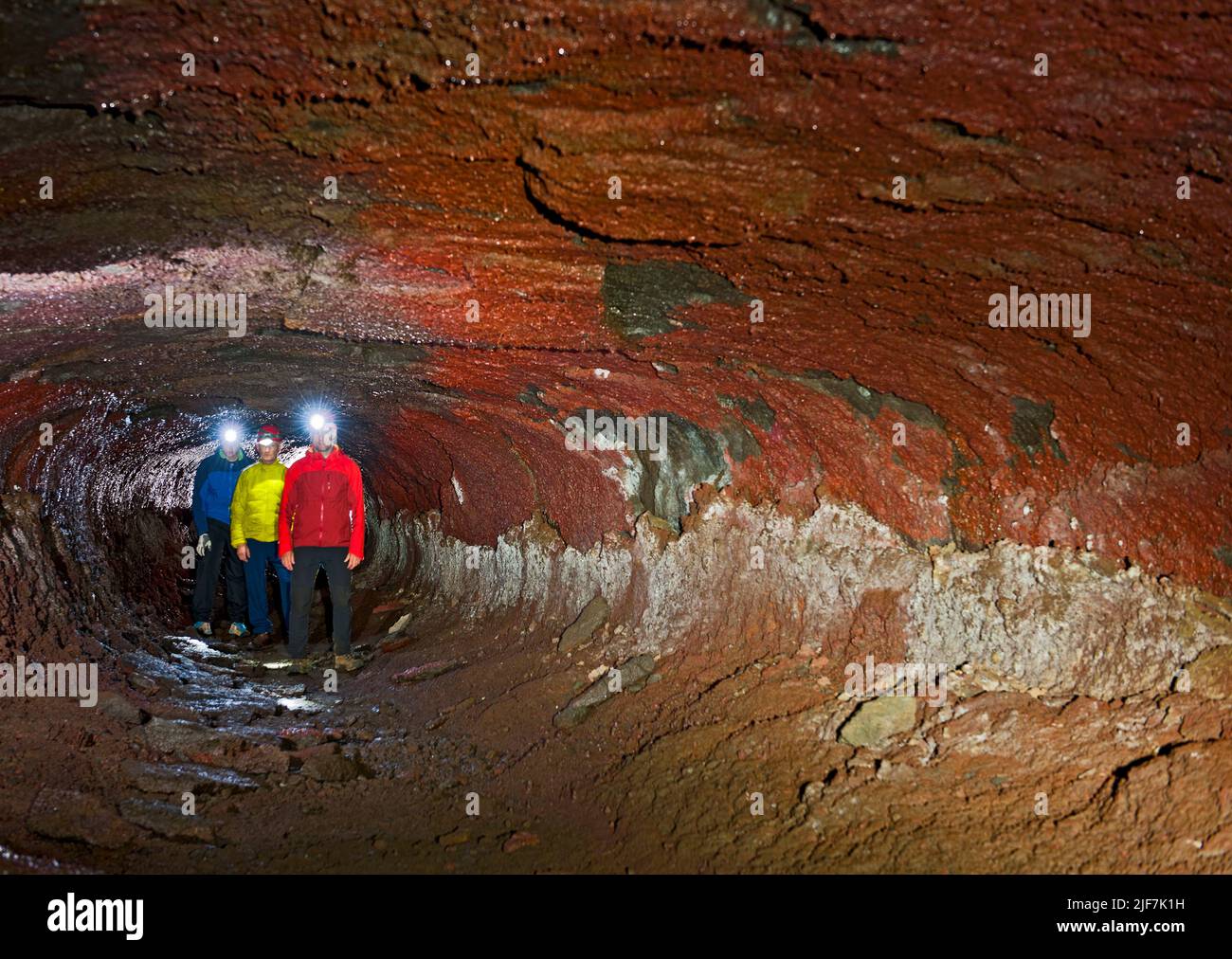 Gruppe von Wissenschaftlern, die die Lavahöhle Leidarendi in Island erkunden Stockfoto