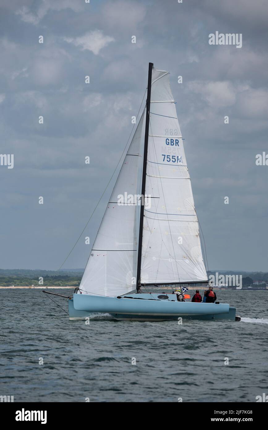 Nick Barlow Trimaran Kittiwake fliegt über die Solent auf ihrem Weg zu einem hervorragenden 3.. Platz beim Round the Island Race des Isle of Wight Sailing Club Stockfoto