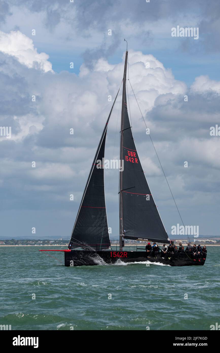 Die elegant aussehende Reichel Pugh Fast 40-Rennyacht Khumbu ist auf dem Weg zu einer anerkennbaren 5.-Position beim Isle of Wight Sailing Club Round the Island-Rennen Stockfoto