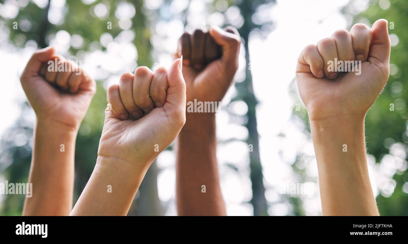 Die Völker faust in der Luft draußen in der Natur. Nahaufnahme einer Gruppe von Völkern mit Faust in der Luft als Konzept der Ermächtigung. Verschiedene Menschen mit ihren Fäusten Stockfoto