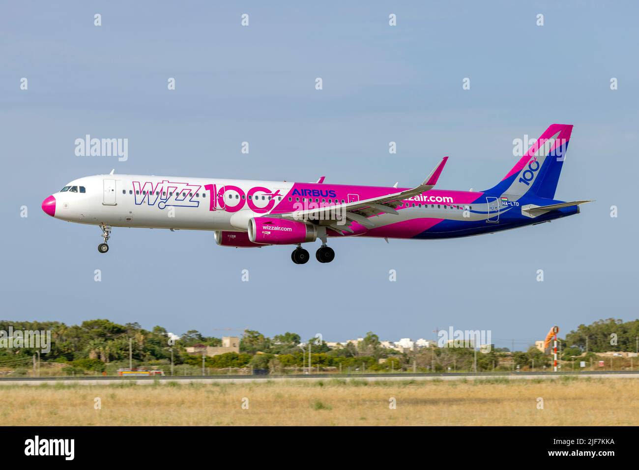 Wizz Air Airbus A321-231 (Reg.: HA-LTD) mit einem speziellen Airbus 100. für die Lackierung von Wizz Air. Stockfoto