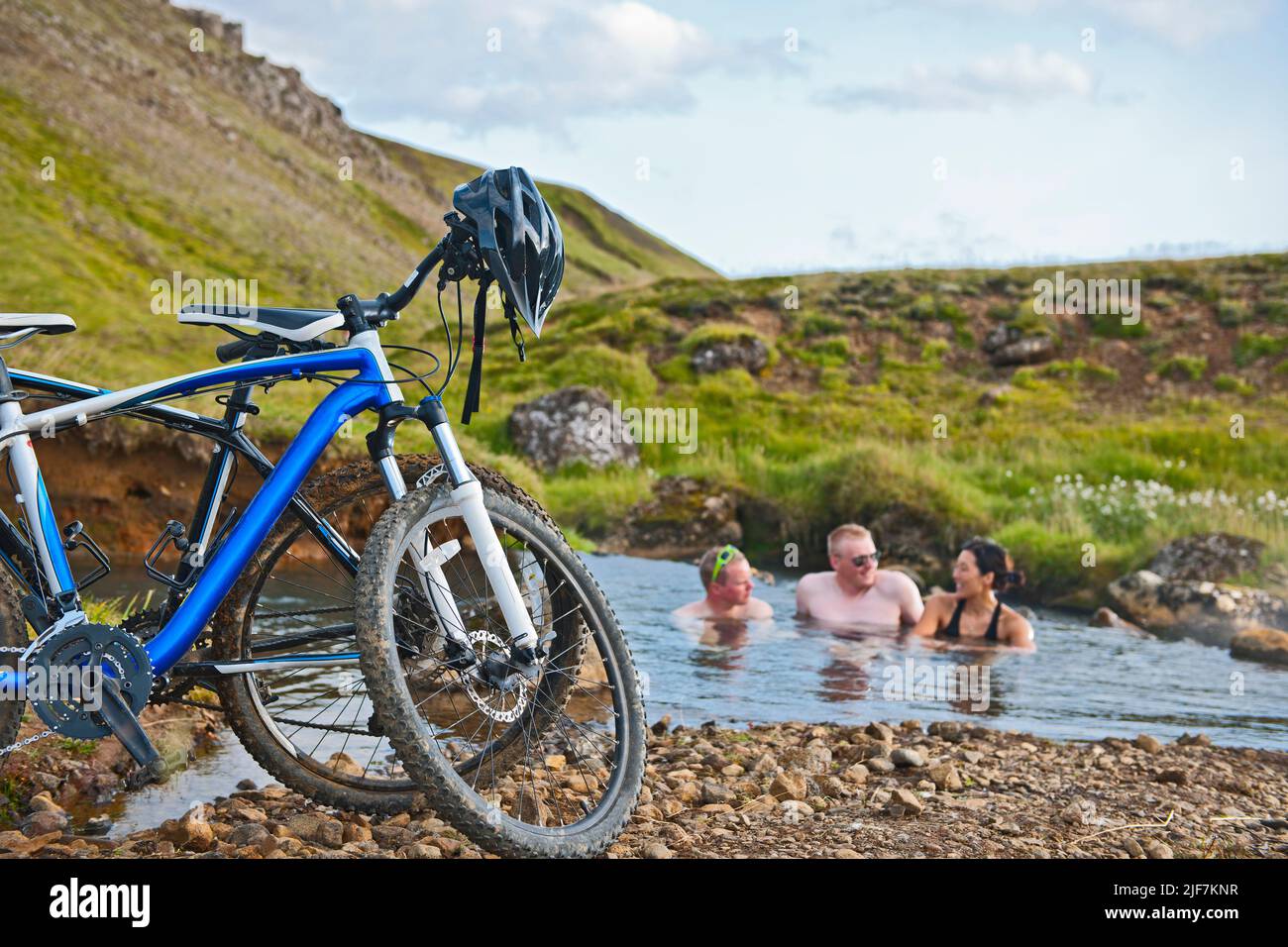 Biker, die im Reykjadalur baden Stockfoto