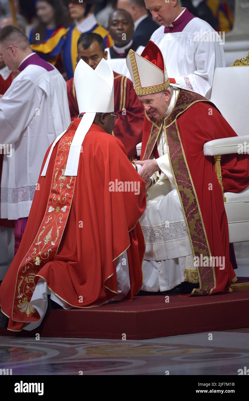 Vatikanstadt, Vatikanstadt. 29.. Juni 2022. Papst Franziskus bei der feierlichen Messe zur Feier des Festes der Heiligen Petrus und Paulus mit den neuen Kardinälen und den neuen Metropolitan-Erzbischöfen im Petersdom, am 29. Juni 2022, im Vatikan. Kredit: dpa/Alamy Live Nachrichten Stockfoto