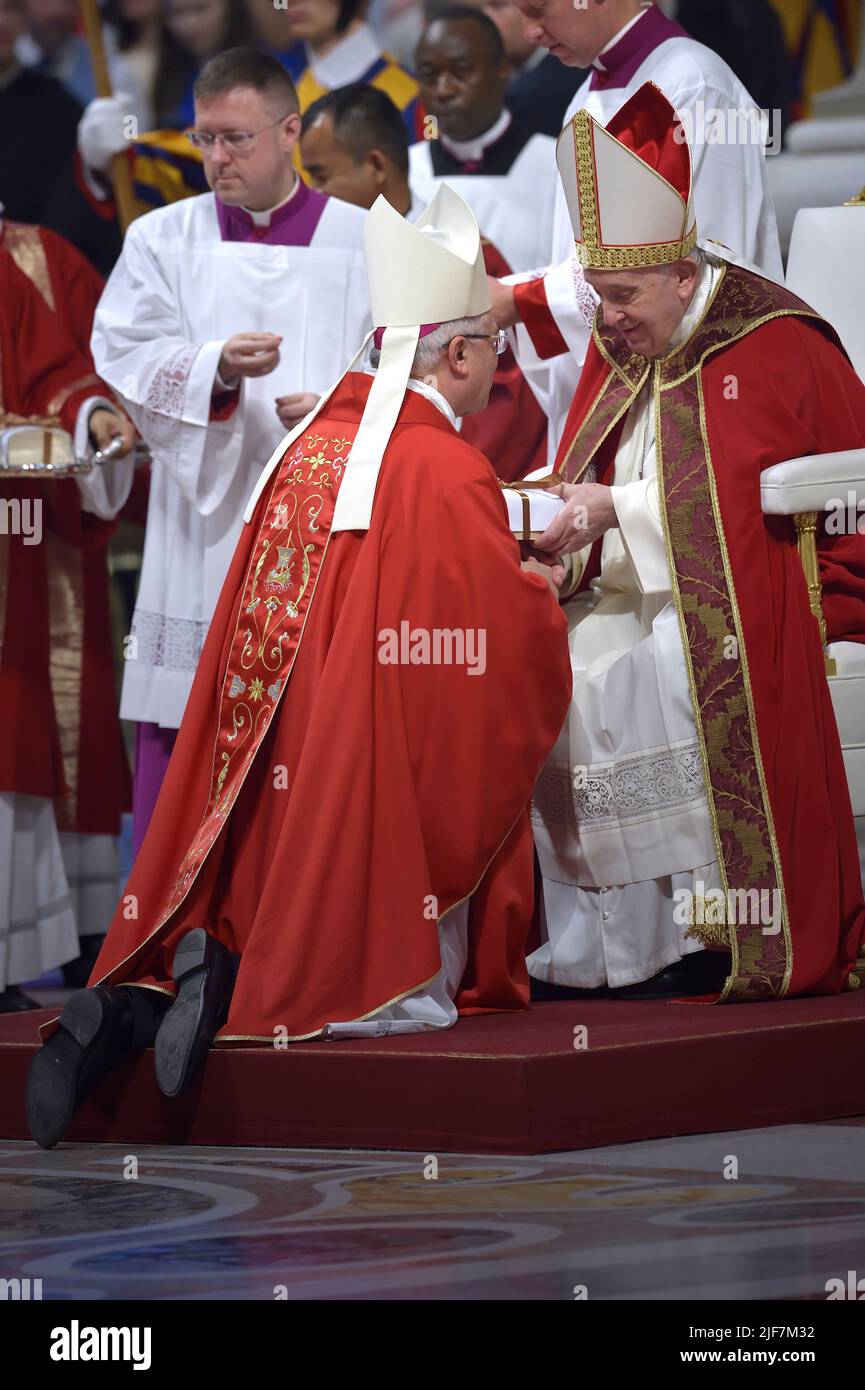 Vatikanstadt, Vatikanstadt. 29.. Juni 2022. Papst Franziskus bei der feierlichen Messe zur Feier des Festes der Heiligen Petrus und Paulus mit den neuen Kardinälen und den neuen Metropolitan-Erzbischöfen im Petersdom, am 29. Juni 2022, im Vatikan. Kredit: dpa/Alamy Live Nachrichten Stockfoto