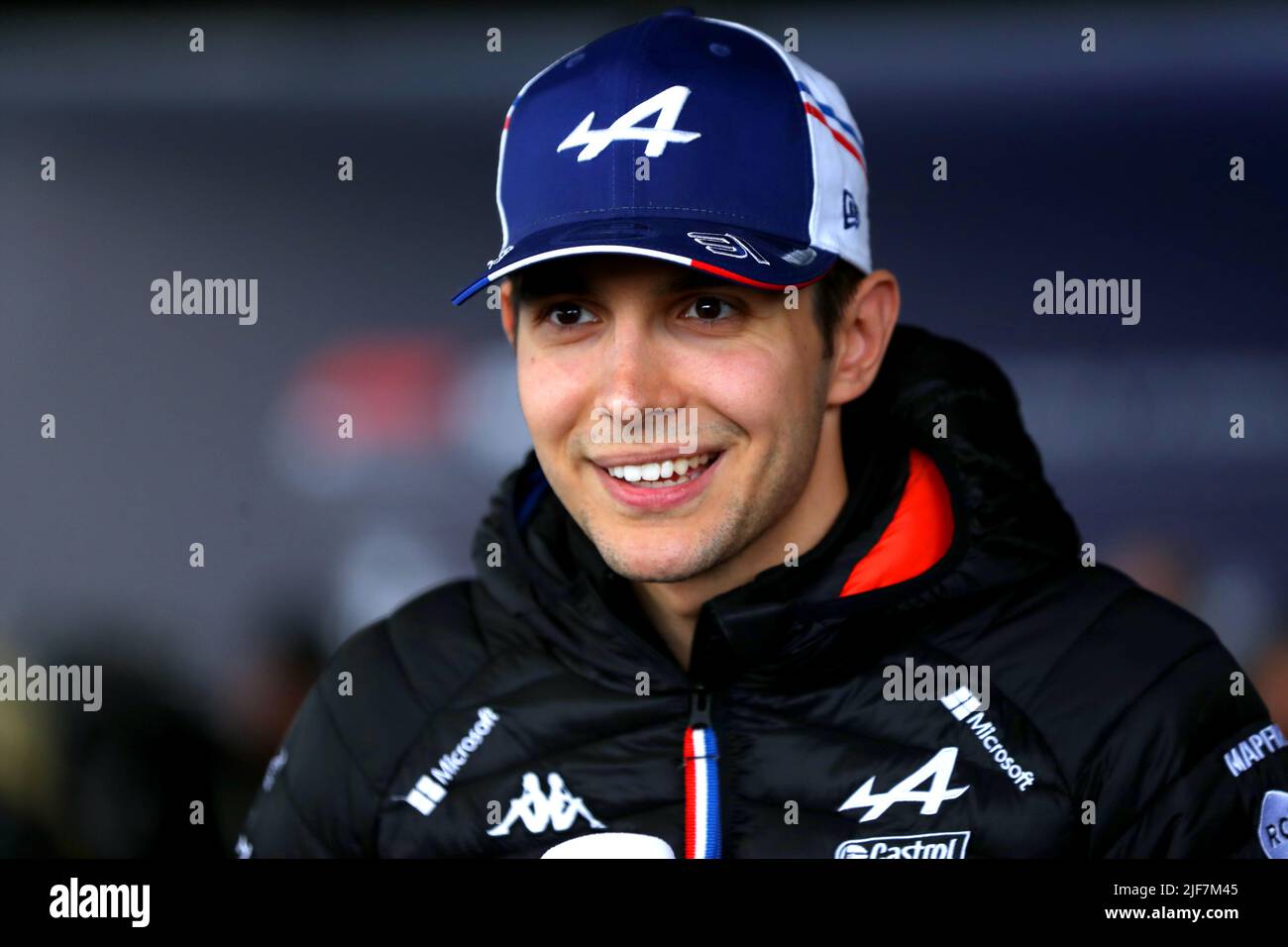 Esteban Ocon von Alpine spricht vor dem Grand Prix von Großbritannien 2022 in Silverstone, Towcester, mit den Medien. Bilddatum: Donnerstag, 30. Juni 2022. Stockfoto