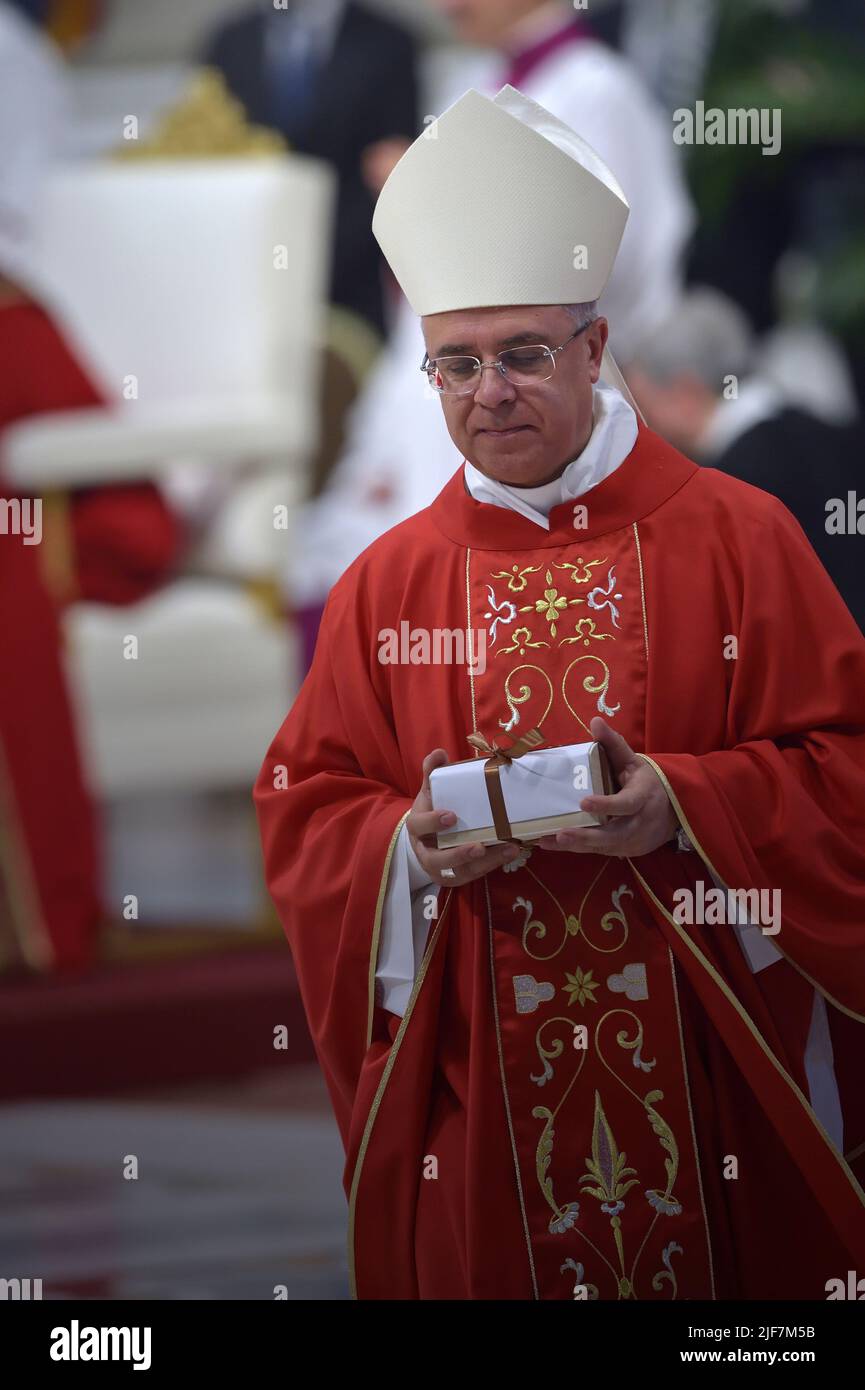 Vatikanstadt, Vatikanstadt. 29.. Juni 2022. Papst Franziskus bei der feierlichen Messe zur Feier des Festes der Heiligen Petrus und Paulus mit den neuen Kardinälen und den neuen Metropolitan-Erzbischöfen im Petersdom, am 29. Juni 2022, im Vatikan. Kredit: dpa/Alamy Live Nachrichten Stockfoto