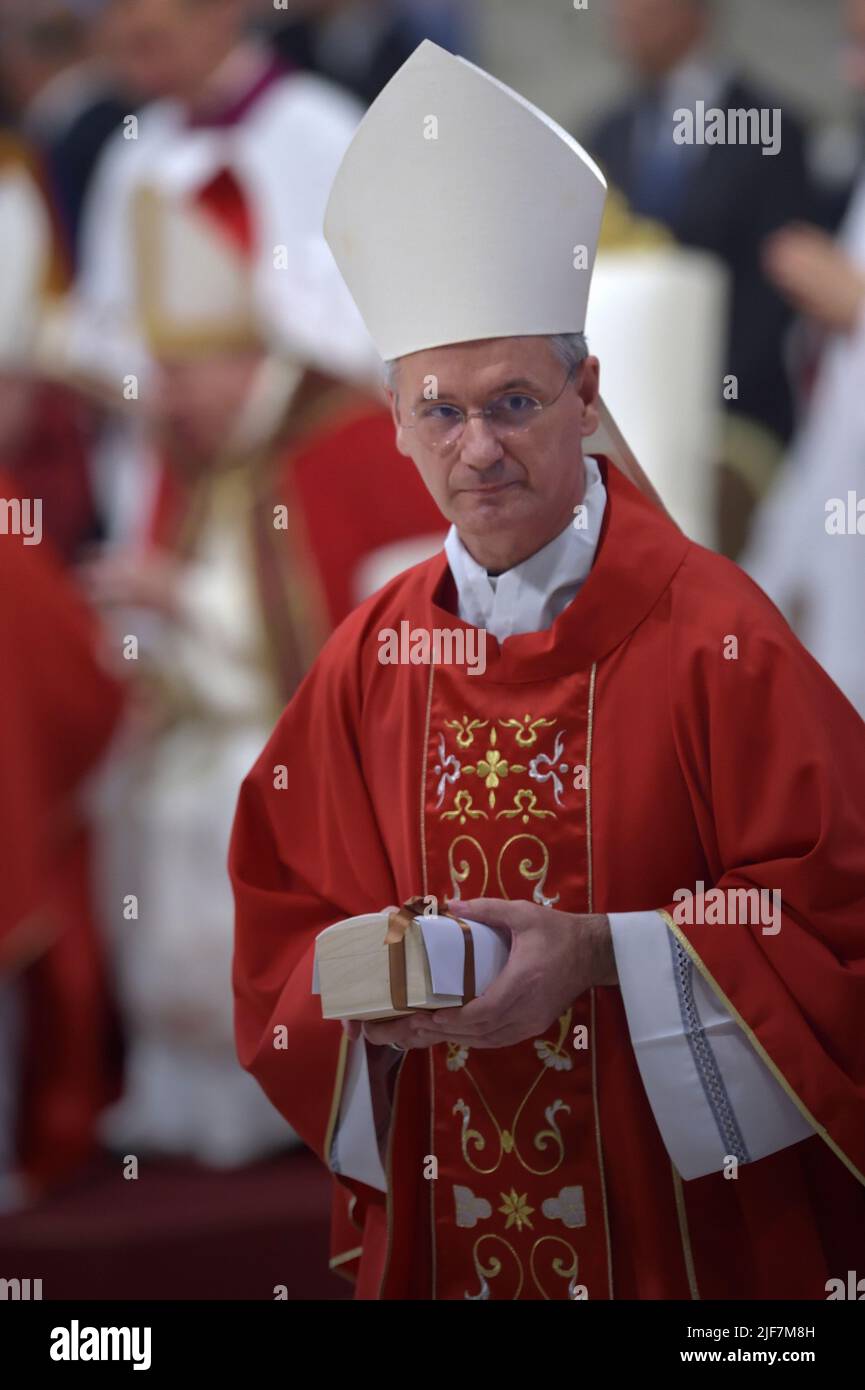 Vatikanstadt, Vatikanstadt. 29.. Juni 2022. Papst Franziskus bei der feierlichen Messe zur Feier des Festes der Heiligen Petrus und Paulus mit den neuen Kardinälen und den neuen Metropolitan-Erzbischöfen im Petersdom, am 29. Juni 2022, im Vatikan. Kredit: dpa/Alamy Live Nachrichten Stockfoto