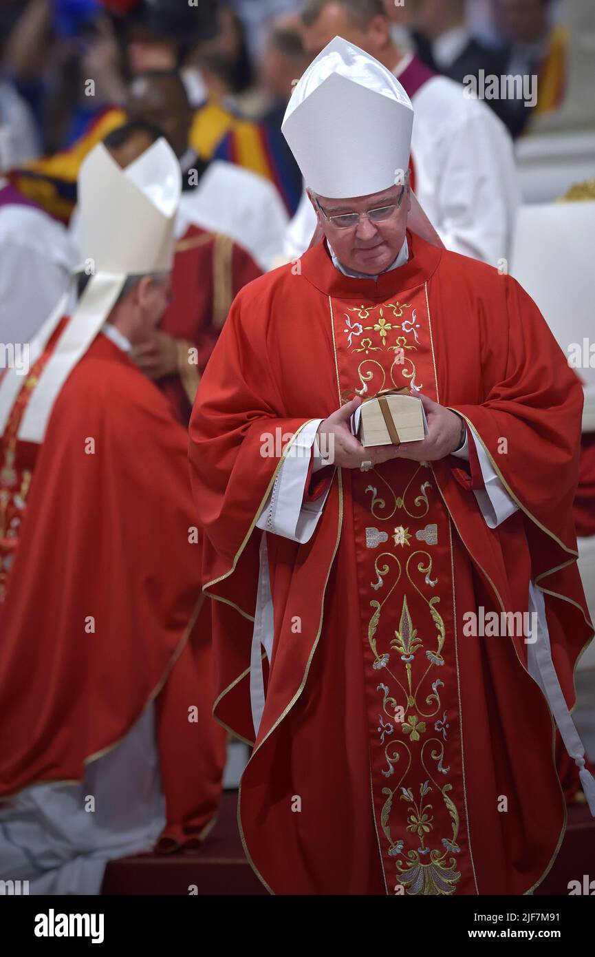 Vatikanstadt, Vatikanstadt. 29.. Juni 2022. Papst Franziskus bei der feierlichen Messe zur Feier des Festes der Heiligen Petrus und Paulus mit den neuen Kardinälen und den neuen Metropolitan-Erzbischöfen im Petersdom, am 29. Juni 2022, im Vatikan. Kredit: dpa/Alamy Live Nachrichten Stockfoto