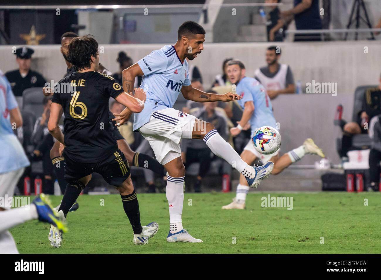 Der FC Dallas-Stürmer Franco Jara (29) kontrolliert den Ball gegen den LAFC-Mittelfeldspieler Ilie Sanchez (6) während eines MLS-Spiels am Mittwoch, den 29. Juni 2022, beim Ban Stockfoto