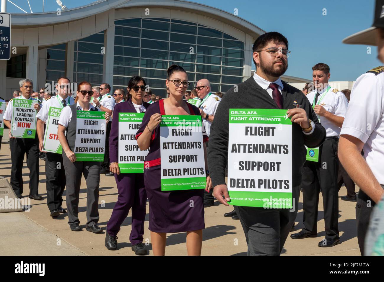 Detroit, Michigan, USA. 30.. Juni 2022. Die Flugbegleiter von Delta Air Lines nahmen am Detroit Metro Airport (DTW) Teil. Die Piloten protestierten gegen die fehlenden Fortschritte bei den Vertragsverhandlungen. Sie wollen Änderungen bei der Flugplanung und sagen, dass sie überarbeitet werden, weil die Fluggesellschaft mehr Flüge plant, als mit ihrer aktuellen Anzahl an Piloten bewältigt werden kann. Die nichtgewerkschaftlichen Flugbegleiter haben eine Kampagne gestartet, um sich mit der Association of Flight Attendants zu gewerkschaftlich zu verbünden. Kredit: Jim West/Alamy Live Nachrichten Stockfoto