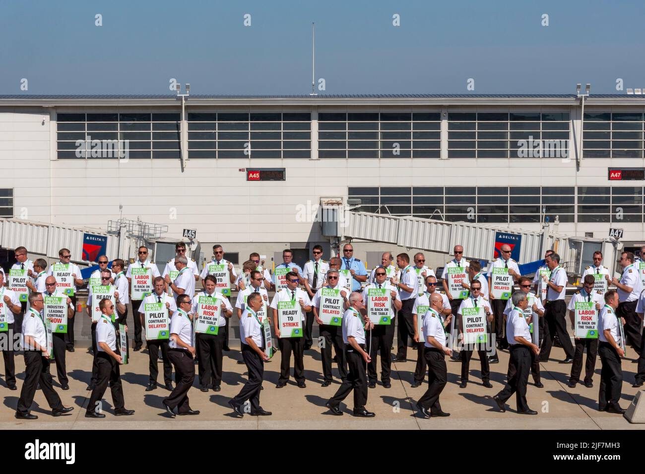 Detroit, Michigan, USA. 30.. Juni 2022. Delta Air Lines pilotiert auf dem Detroit Metro Airport (DTW) und protestiert gegen die fehlenden Fortschritte bei den Vertragsverhandlungen. Sie wollen Änderungen bei der Flugplanung und sagen, dass sie überarbeitet werden, weil die Fluggesellschaft mehr Flüge plant, als mit ihrer aktuellen Anzahl an Piloten bewältigt werden kann. Kredit: Jim West/Alamy Live Nachrichten Stockfoto