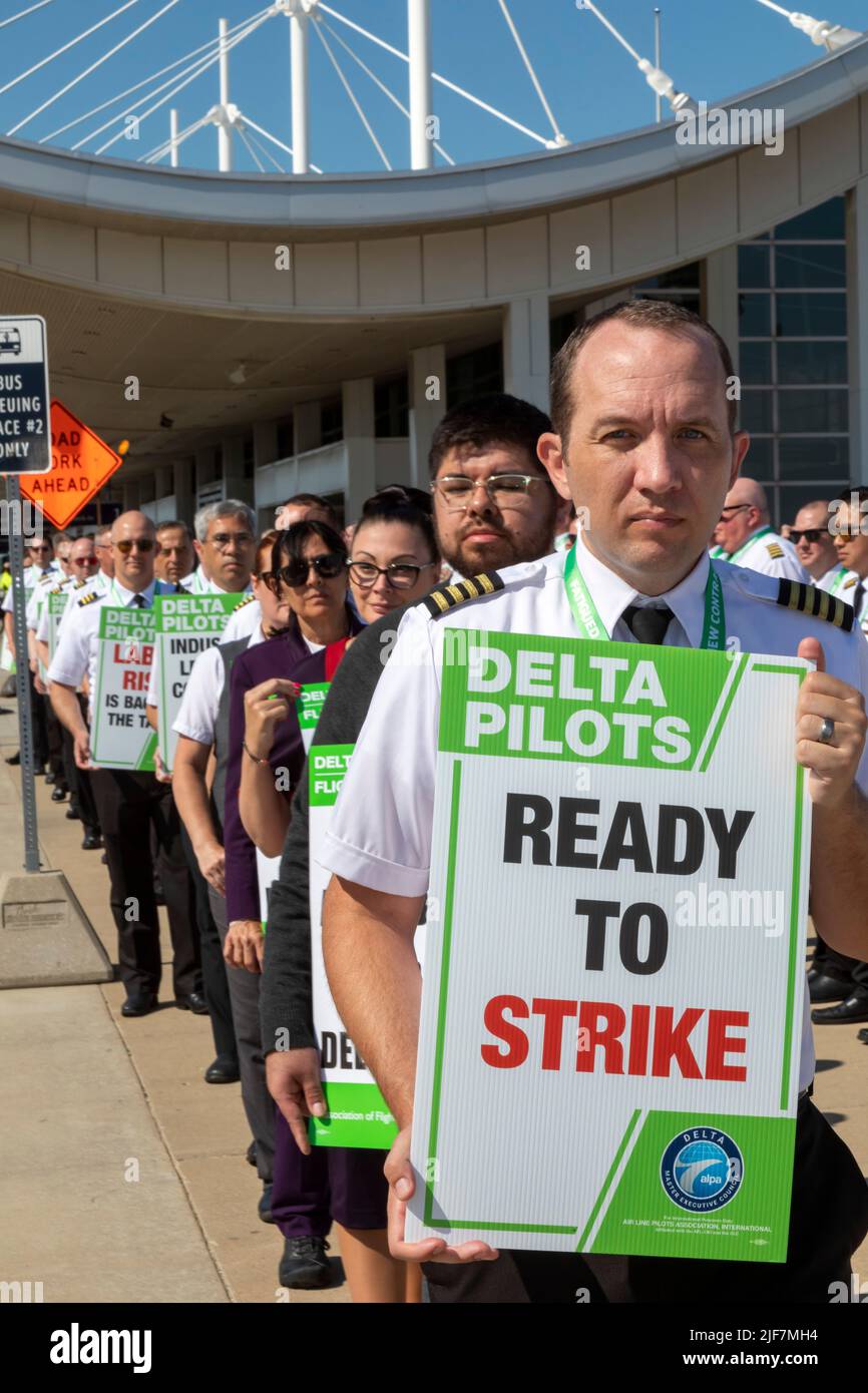 Detroit, Michigan, USA. 30.. Juni 2022. Delta Air Lines pilotiert auf dem Detroit Metro Airport (DTW) und protestiert gegen die fehlenden Fortschritte bei den Vertragsverhandlungen. Sie wollen Änderungen bei der Flugplanung und sagen, dass sie überarbeitet werden, weil die Fluggesellschaft mehr Flüge plant, als mit ihrer aktuellen Anzahl an Piloten bewältigt werden kann. Kredit: Jim West/Alamy Live Nachrichten Stockfoto