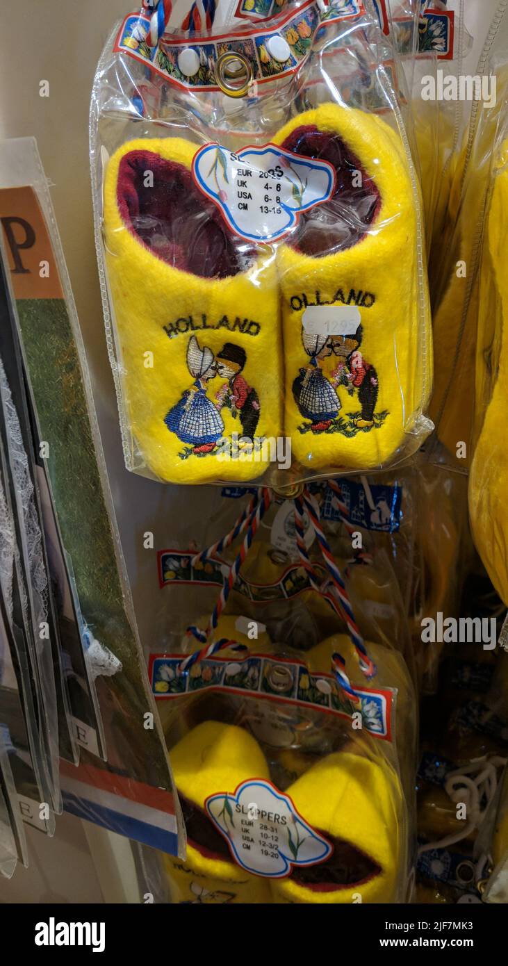 Holländische Slipper Clogs zum Verkauf an Touristen in Amsterdam Stockfoto