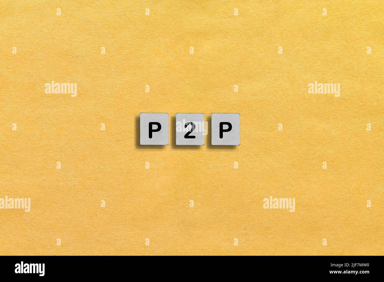 Holzziegel mit der Abkürzung P2P - Peer-to-Peer-Service ist eine dezentrale Plattform, auf der zwei Personen direkt miteinander interagieren Stockfoto