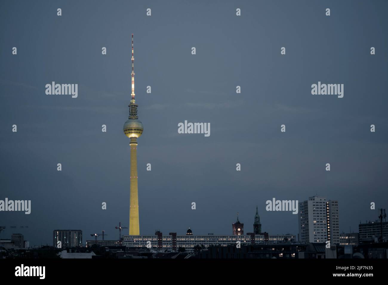 Berlin, Deutschland, 2022. Juni: Berliner Skyline am Abend mit Fernsehturm Berlin. Stockfoto
