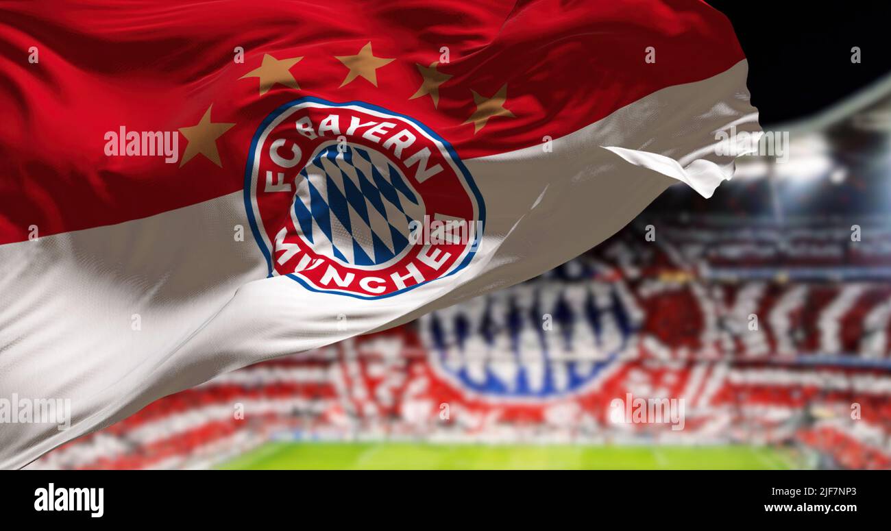 München, GER, Mai 2022: Die Bayern-Münchner Flagge winkt im Wind, im Hintergrund verwischt das Stadion der Allianza Arena. Bayern München ist ein deutscher Spor Stockfoto